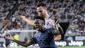 Orlando (United States), 02/08/2023.- Real Madrid Forward Vinicius Paixao de Oliveira Junior (L) in action against Juventus Defender Frederico Gatti during the 2023 Soccer Champions Tour match between Juventus FC and Real Madrid CF at Camping World Stadium in Orlando, Florida, USA, 02 August 2023. EFE/EPA/CRISTOBAL HERRERA-ULASHKEVICH