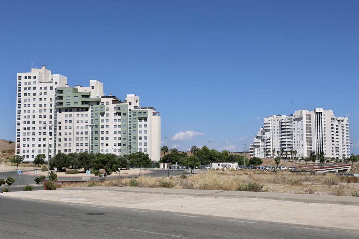 Edificios residenciales junto al estadio Enrique Roca de la urbanización de Nueva Condomina en Murcia.