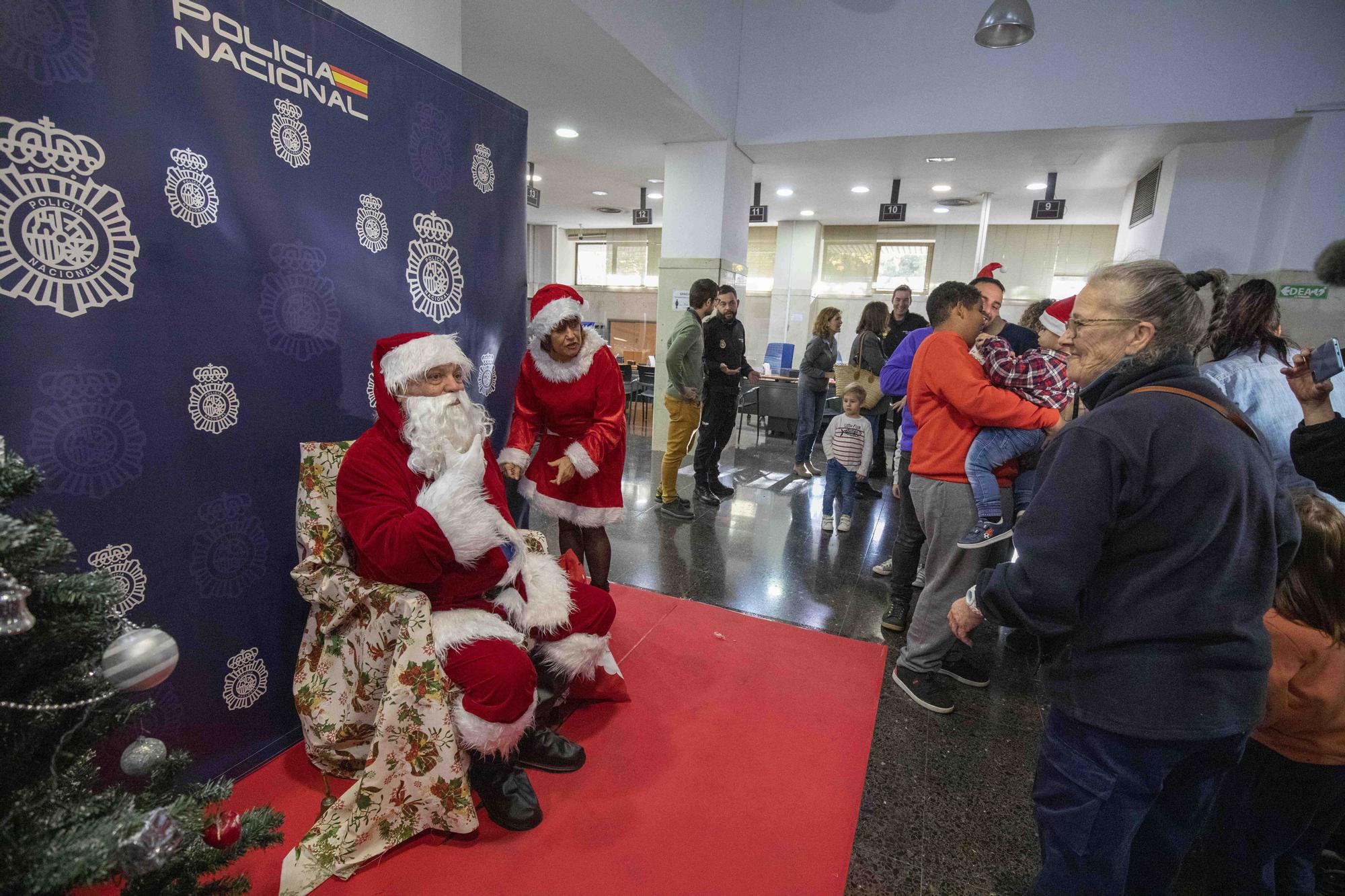 Papá Noel visita la Jefatura de Policía en Palma