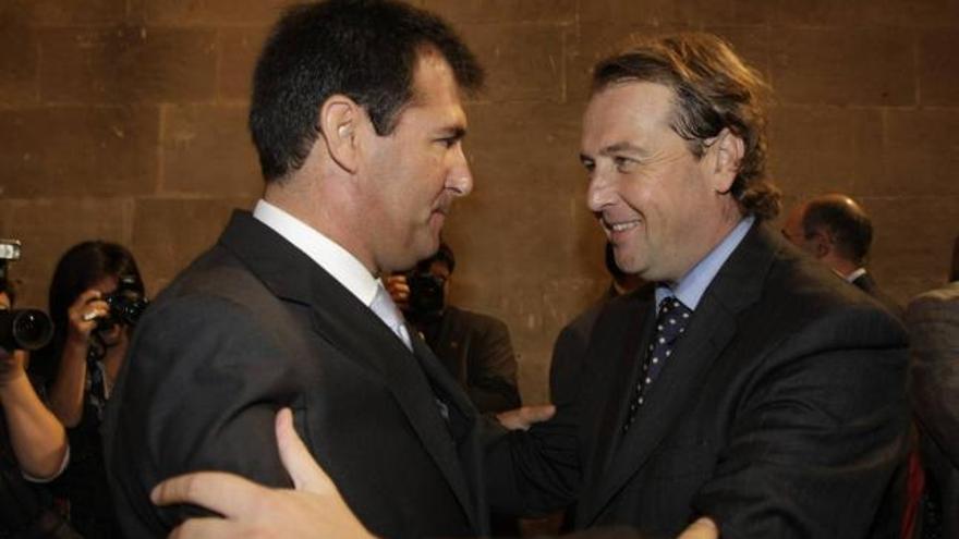 Francesc Buils (derecha) fue reemplazado como conseller de Turismo por Miquel Nadal.
