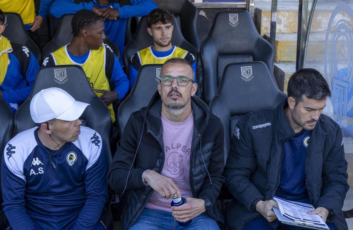 El técnico Beto Company, junto a sus ayudantes, en el banquillo del Rico Pérez.