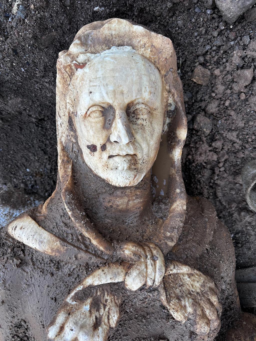 La estatua está siendo estudiada y restaurada.