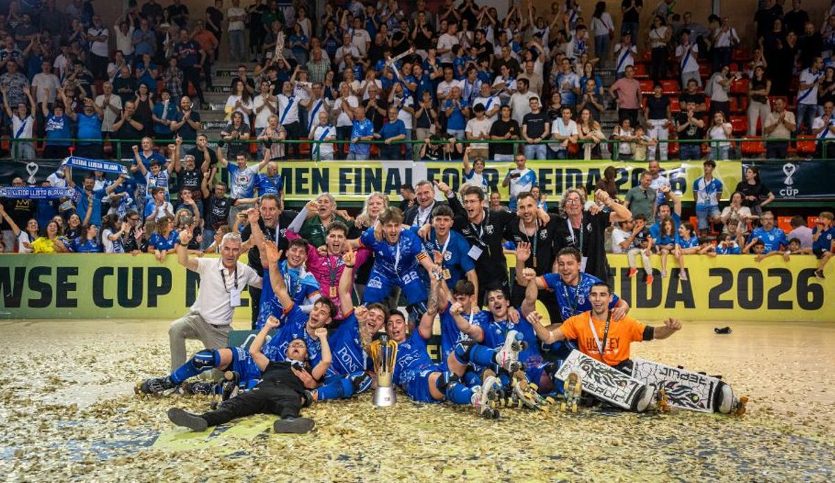 Foto de celebració del Lleida, que està entrenat pel gironí Edu Amat
