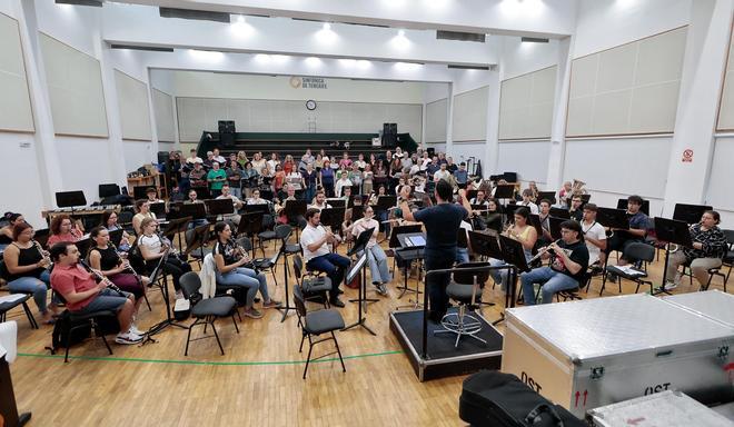 Primer ensayo general del coro y la orquesta de la misa del papa en el Puerto de Santa Cruz de Tenerife
