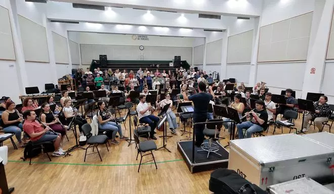 Primer ensayo general del coro y la orquesta de la misa del papa en el Puerto de Santa Cruz de Tenerife