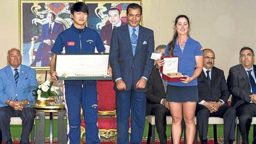 Nuria Iturrioz posa con su trofeo de ganadora en el Royal Golf Dar Es Salam de Rabat.