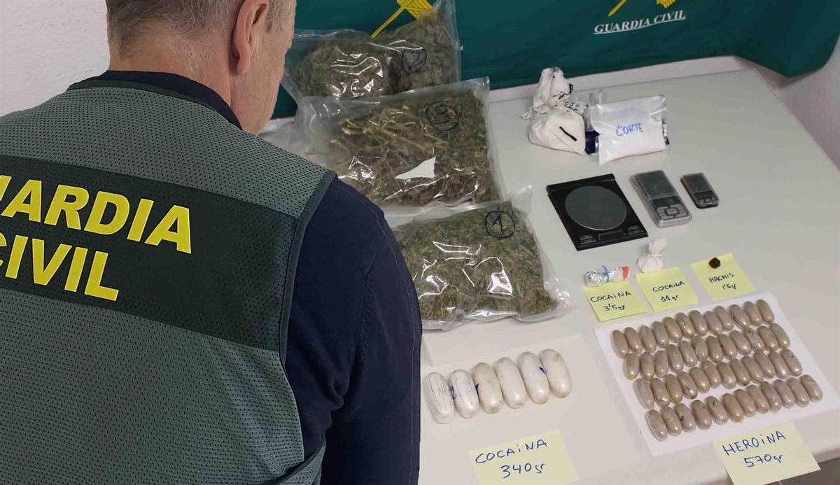 Un guardia civil, ante las drogas incautadas en la operación.
