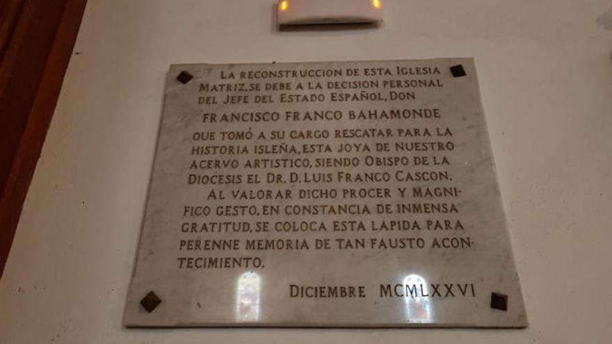 La placa del interior de la parroquia de La Concepción.