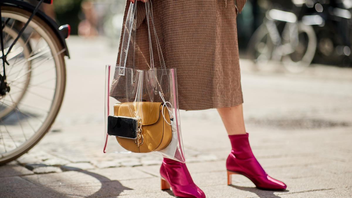 Los bolsos de plástico transparente triunfan en el 'street style' de Copenhague