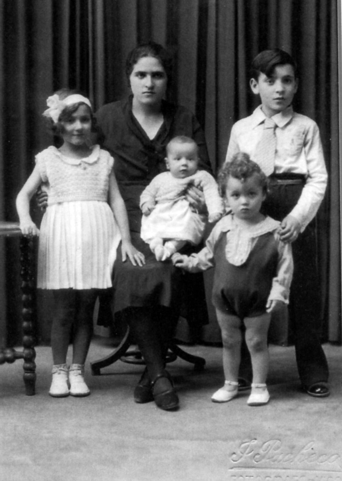 Con su madre, Angelina, y sus hermanos Celso, Sara y Julio, en 1931. Con su madre, Angelina, y sus hermanos Celso, Sara y Julio, en 1931.