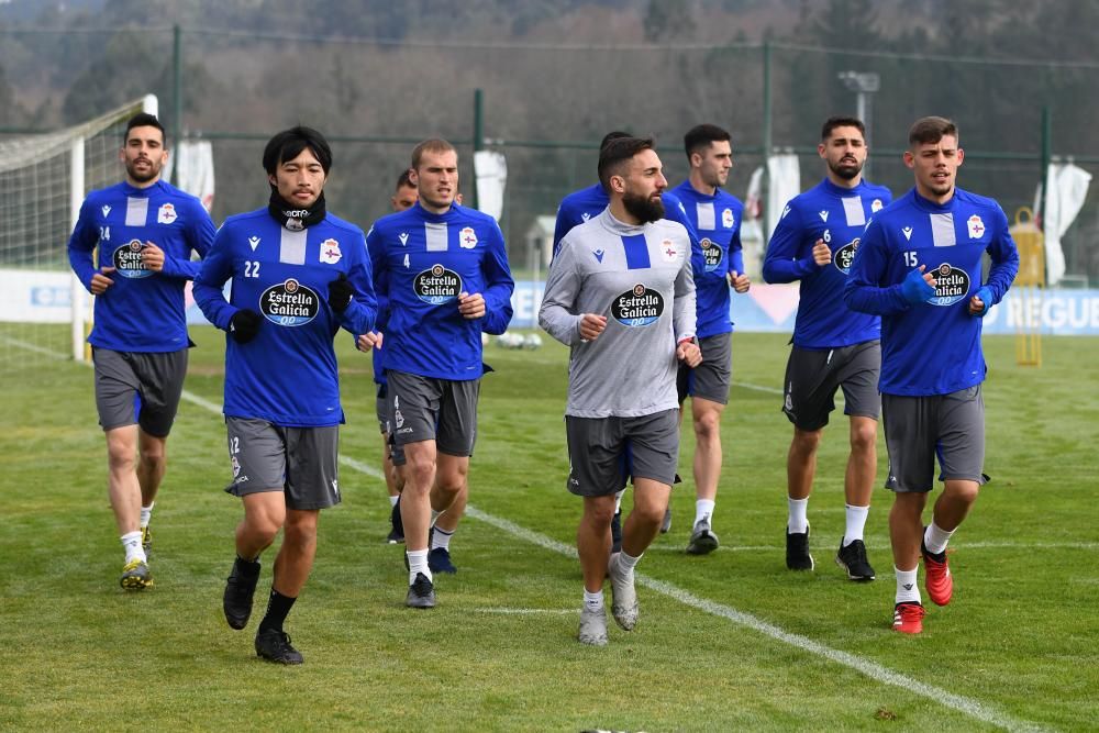 Los jugadores se ejercitan tras el partido ante el Zaragoza.