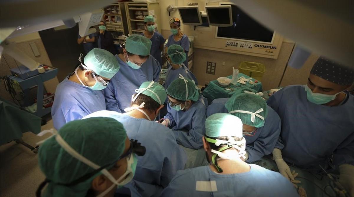 Cirujanos en un quirófano de un hospital.