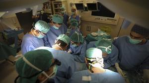 Cirujanos en un quirófano de un hospital.