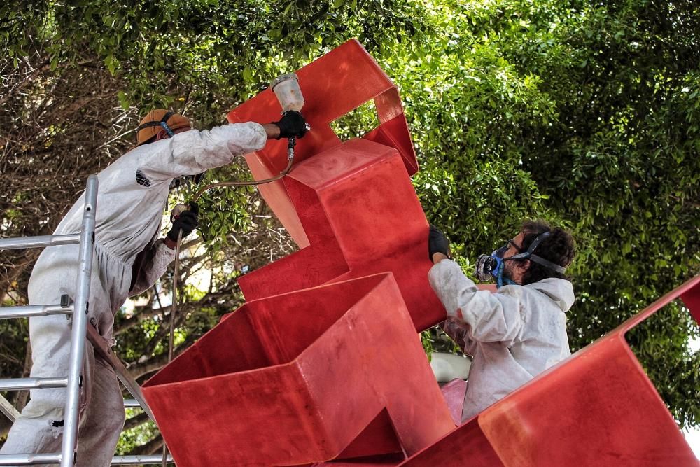 La limpieza y reparación de la escultura de Ricardo Ugarte.