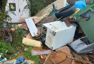 Cambados afronta un aumento de trastos abandonados en la calle