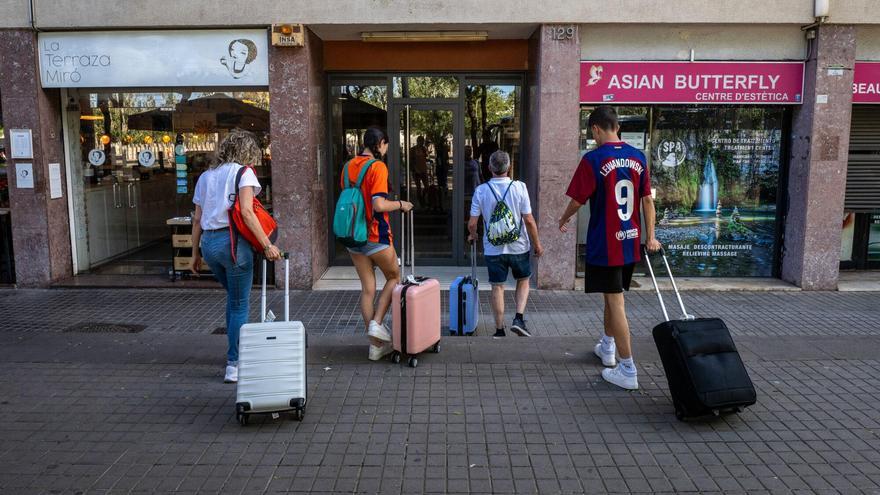 Huéspedes llegan a un piso turístico en Barcelona