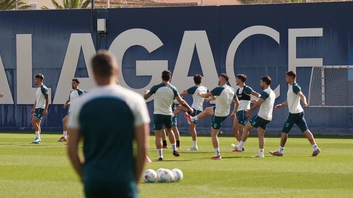 Funes presta atención a sus jugadores en un entrenamiento.