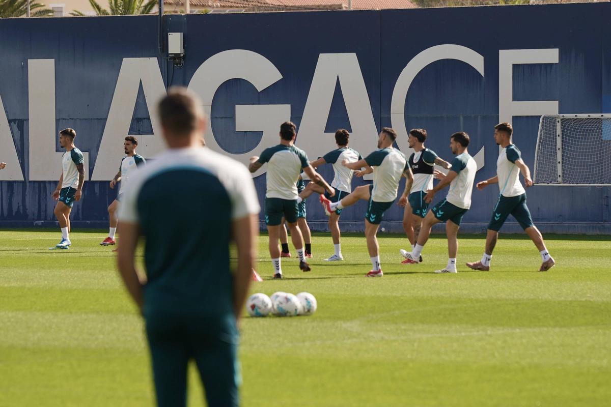 Funes presta atención a sus jugadores en un entrenamiento antes de visitar Almería.
