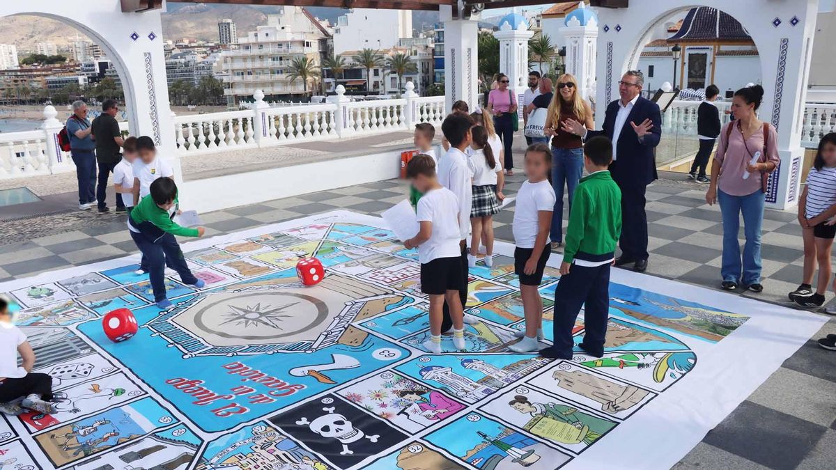 Escolares juegan al "juego de la gaviota" este martes en El Castell de Benidorm.