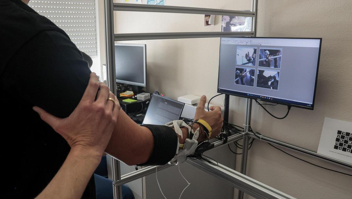 Sensores que miden la actividad eléctrica de los músculos y cámaras que capturan el movimiento físico para tratar a pacientes con problemas de movilidad