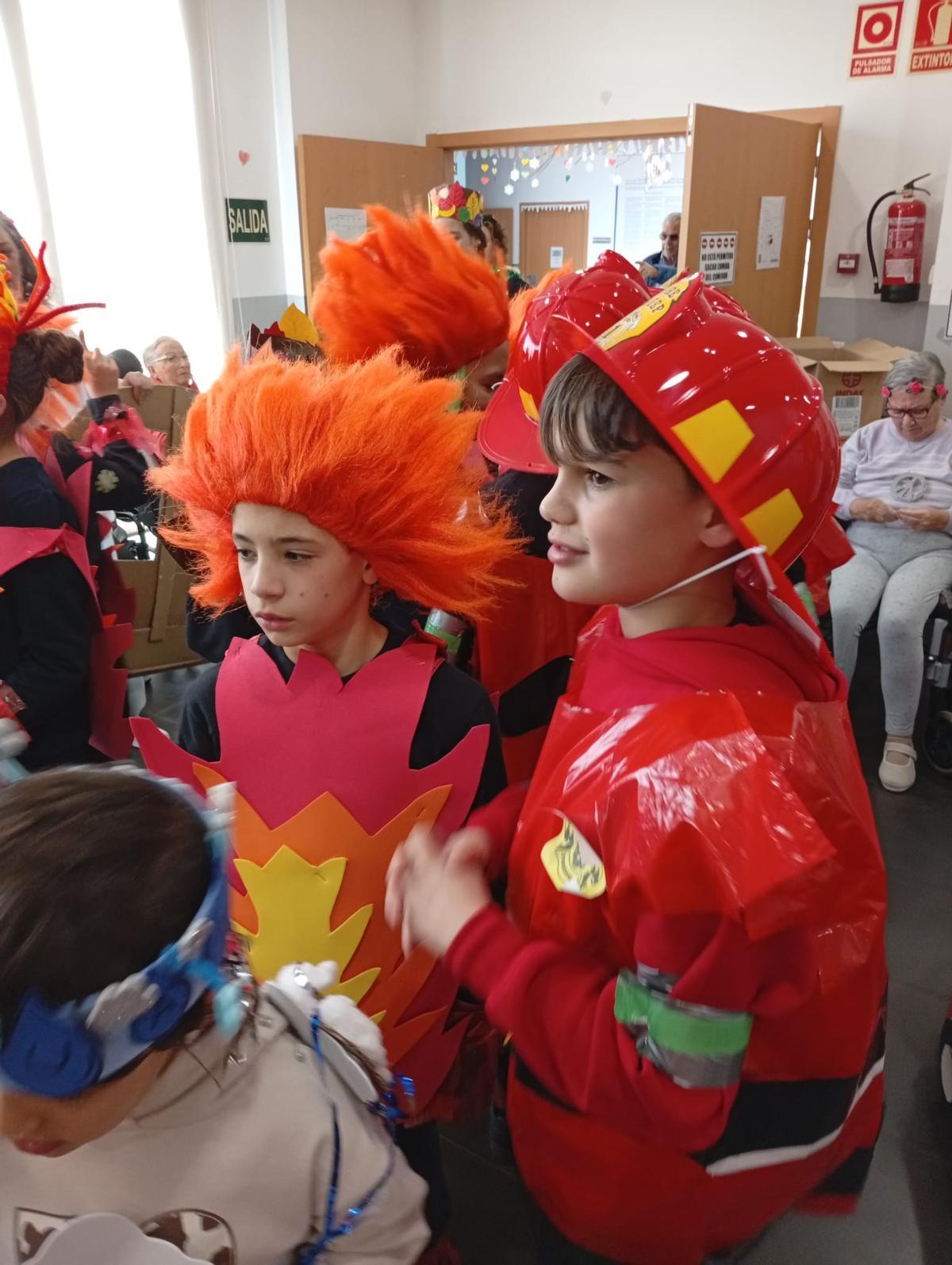 Antroxu intergeneracional en Llastres, con el alumnado y el profesorado del colegio Matemático Pedrayes