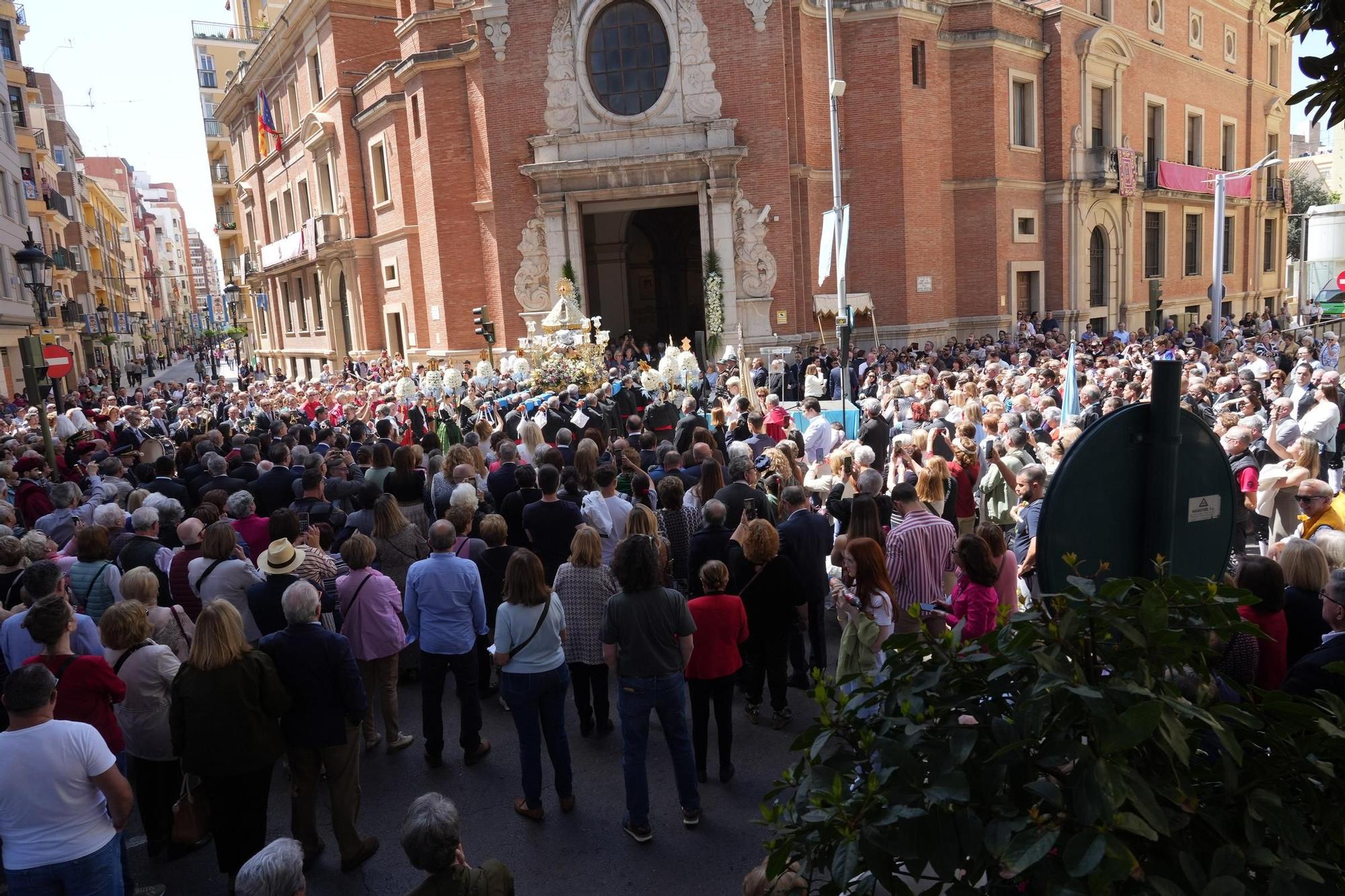 Galería de imágenes: La Virgen del Lledó sale de la basílica para ir a la ciudad