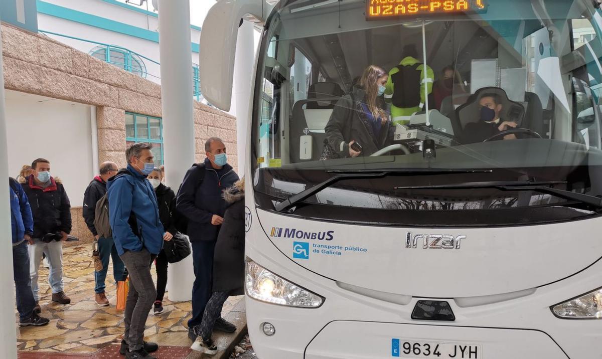 Vajeros cogiendo el autobús a Vigo en la estación de Cangas. |   // SANTOS ÁLVAREZ