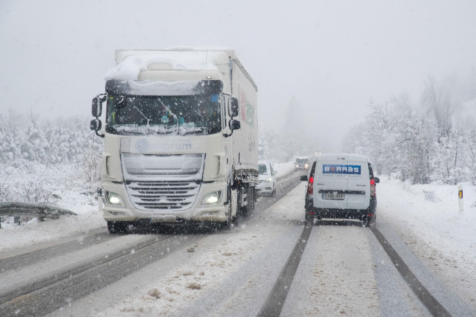 La nieve complica la circulación por las carreteras del norte de Aragón