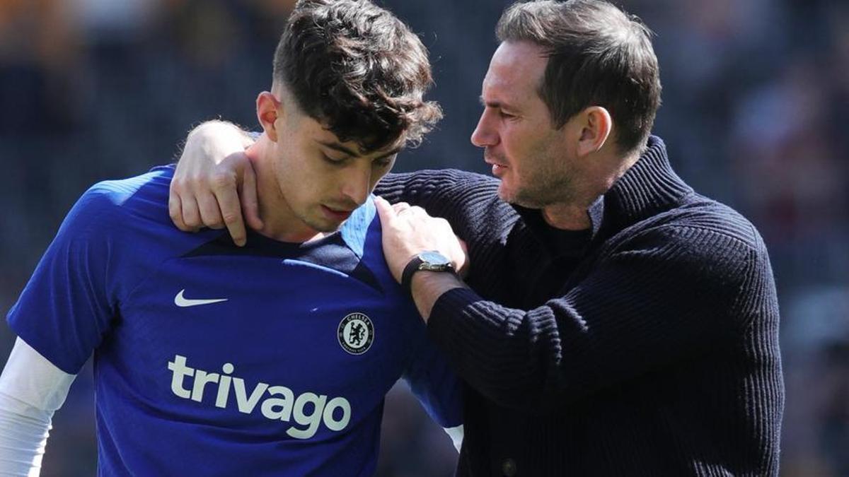 Frank Lampard, entrenador del Chelsea, dialoga con Kai Havertz, jugador de los 'blues'.