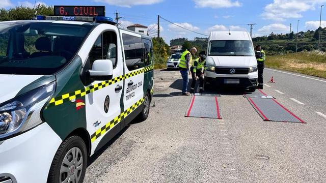 Agentes de la Guardia Civil de Tráfico durante un control de peso a una furgoneta. |   // L. O.