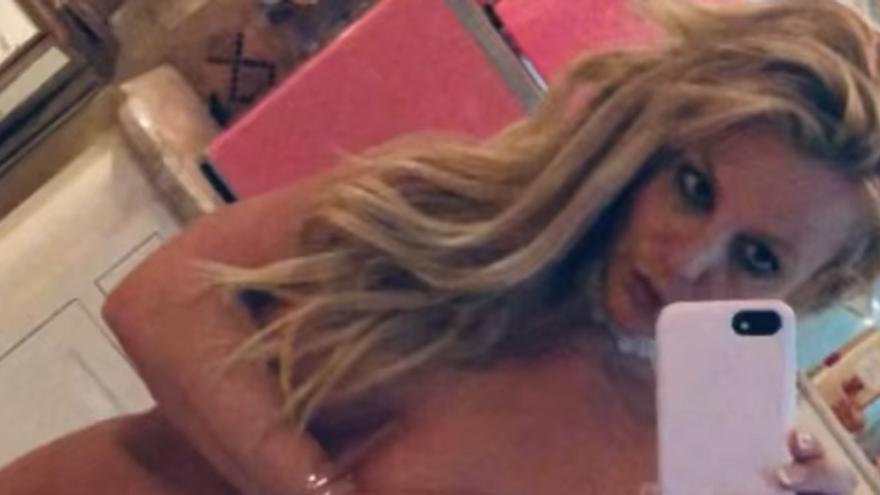 Britney Spears la lía totalmente desnuda