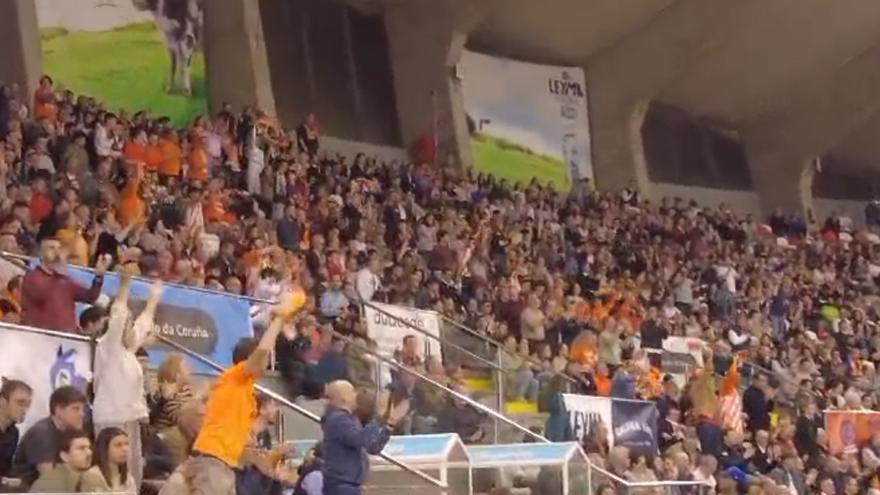 Ambientazo en el Palacio de Riazor para &#039;empujar&#039; al Leyma Coruña a la victoria ante Tizona Burgos