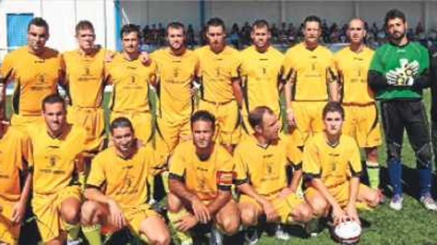 Los jugadores del CD Losa del Obispo lucen camiseta amarilla en recuerdo del anterior club, que jugó décadas atrás.