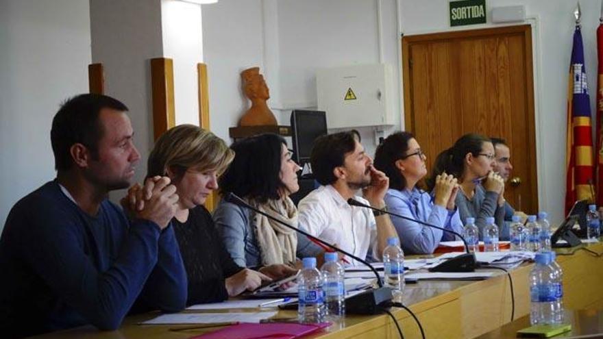 Los consellers de la oposición durante el pleno de ayer.