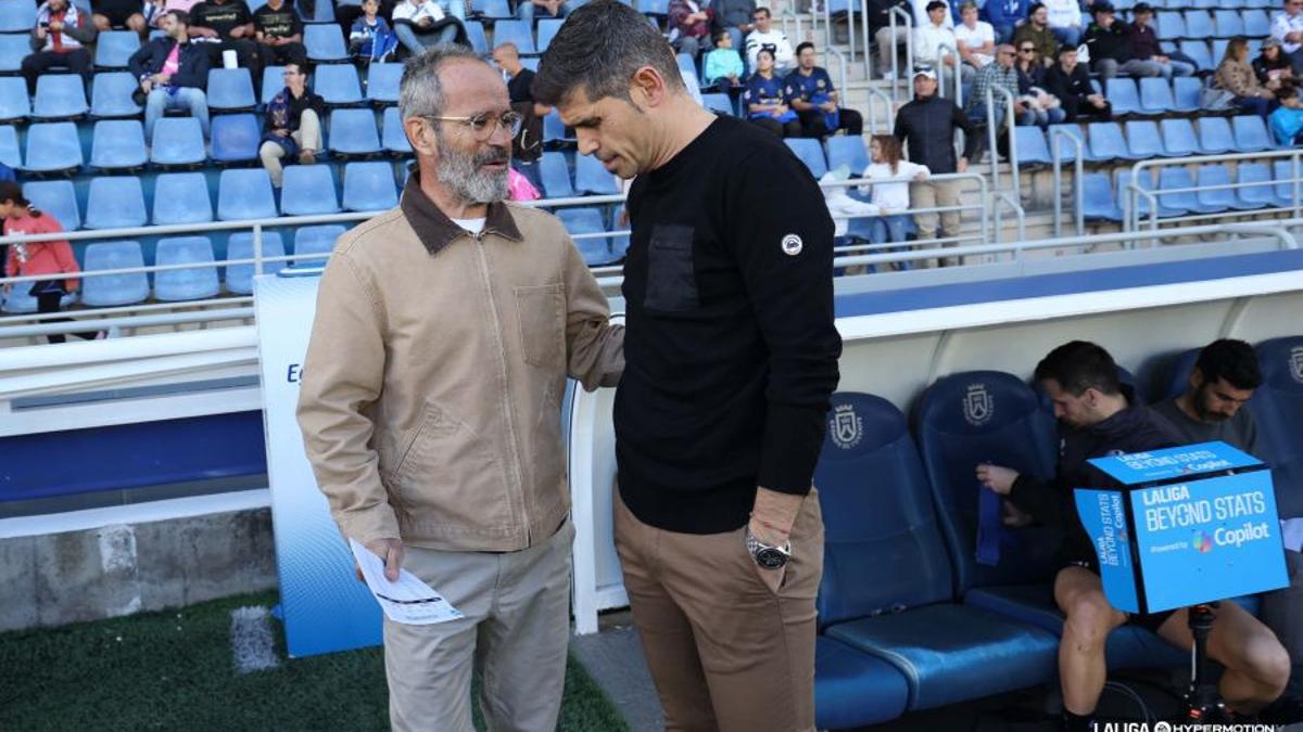 Antonio Hidalgo conversa con Cervera antes del encuentro de la pasada jornada ante el Tenerife