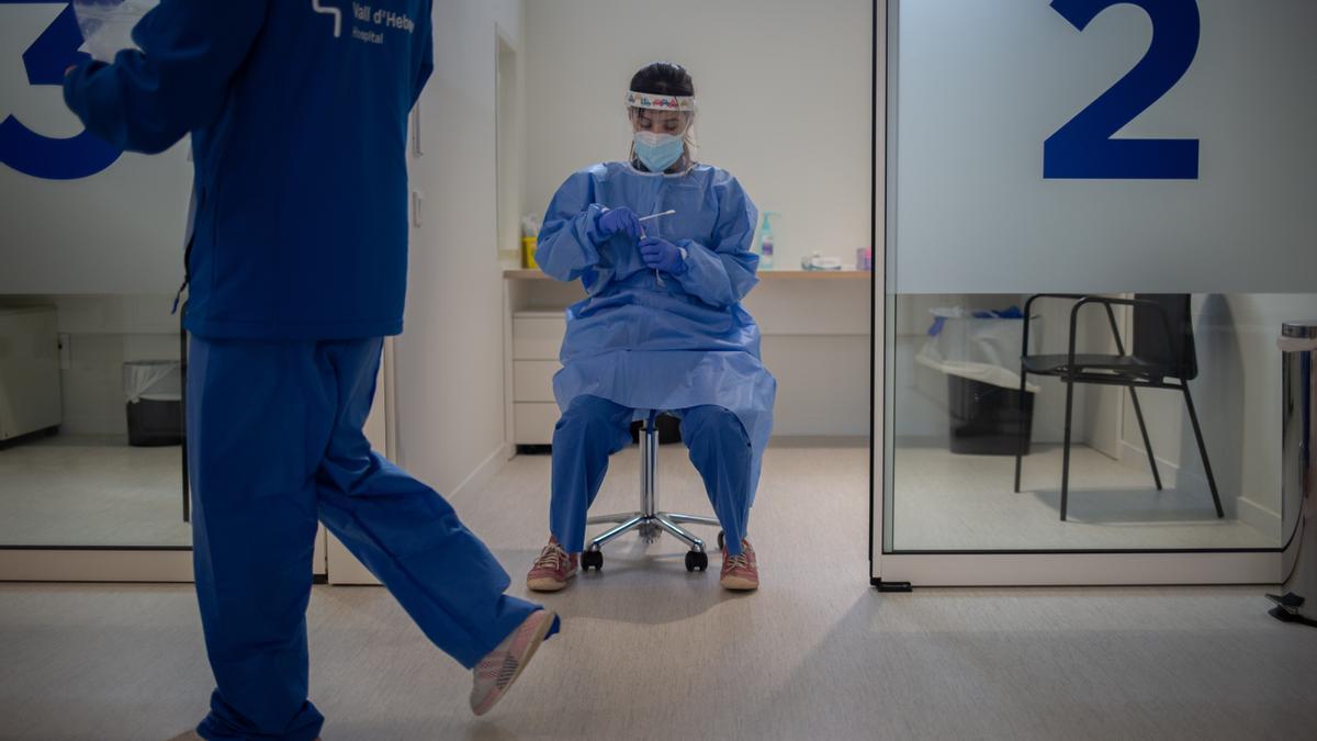 Una profesional sanitaria sostiene muestras de pruebas PCR en una imagen de archivo.