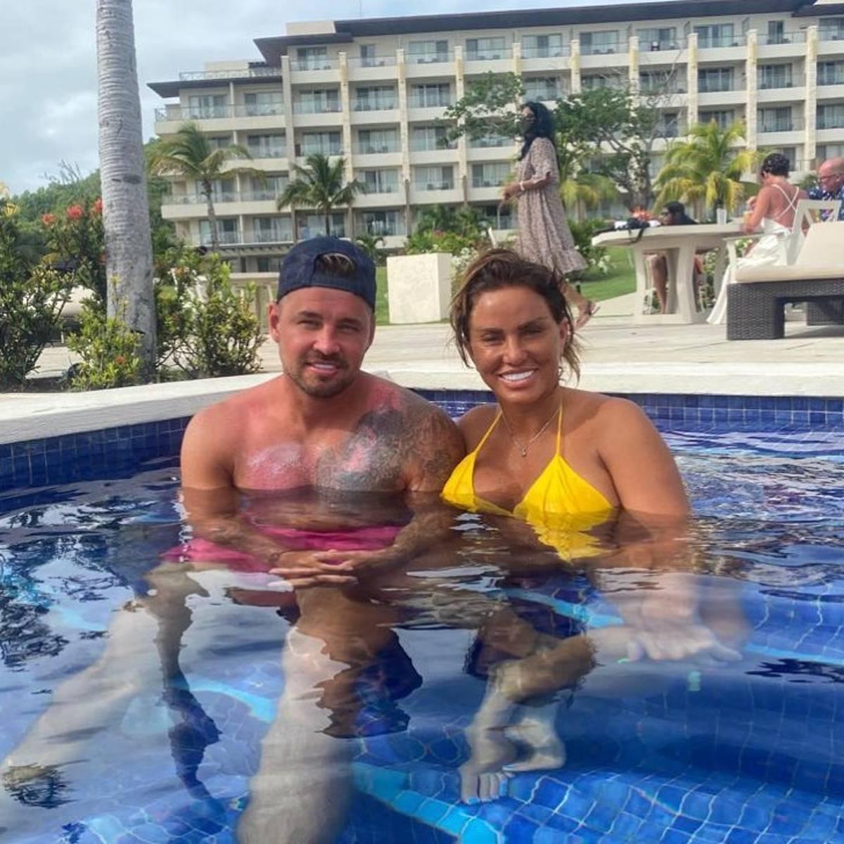 Katie Price y Carl Woods en una de las piscinas del hotel Meliá de Alicante