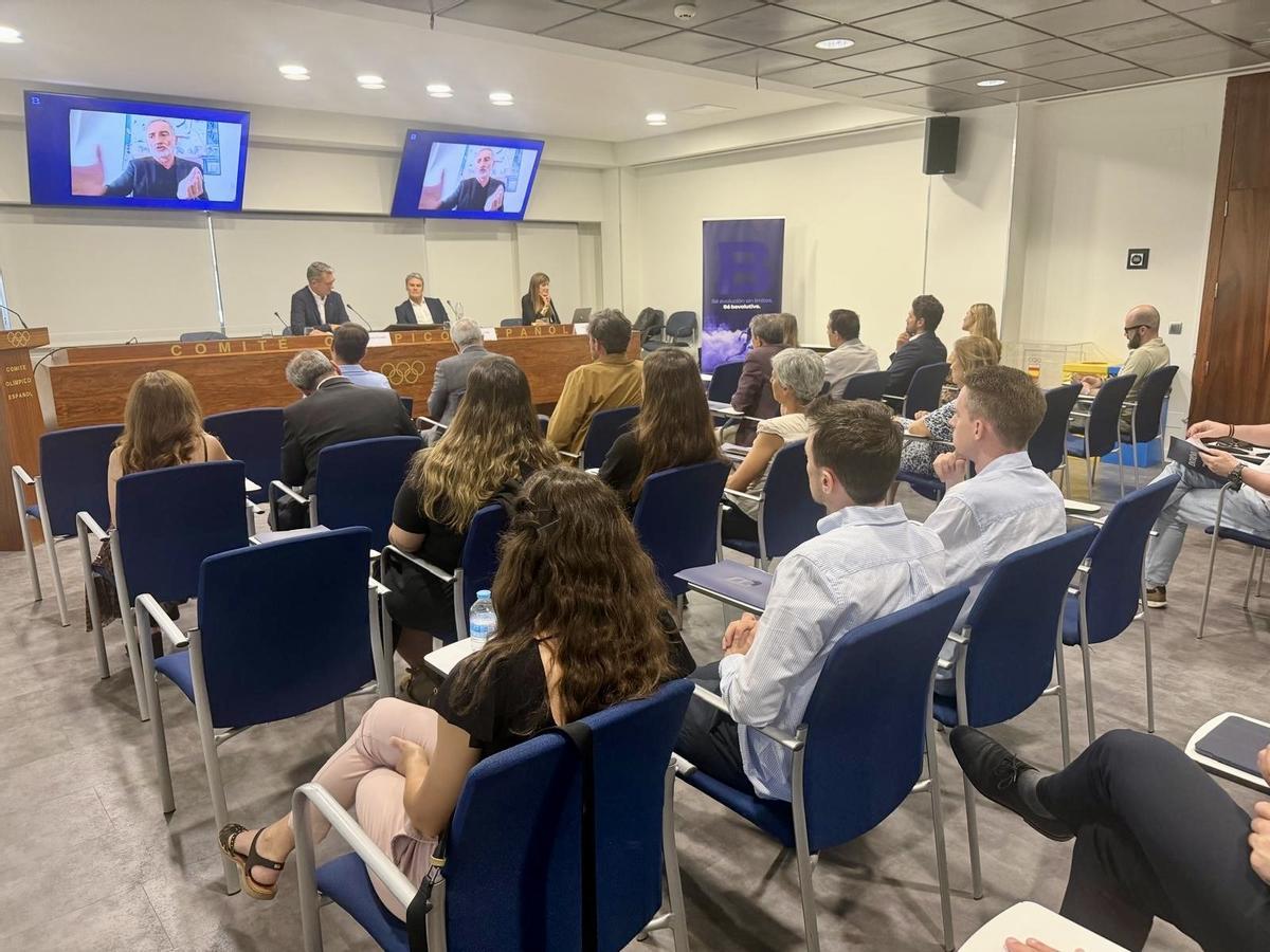 Presentació al COE, amb Urdangarin, Iñaki Saltor i Núria Sala a la taula i Albert Estiarte a la pantalla