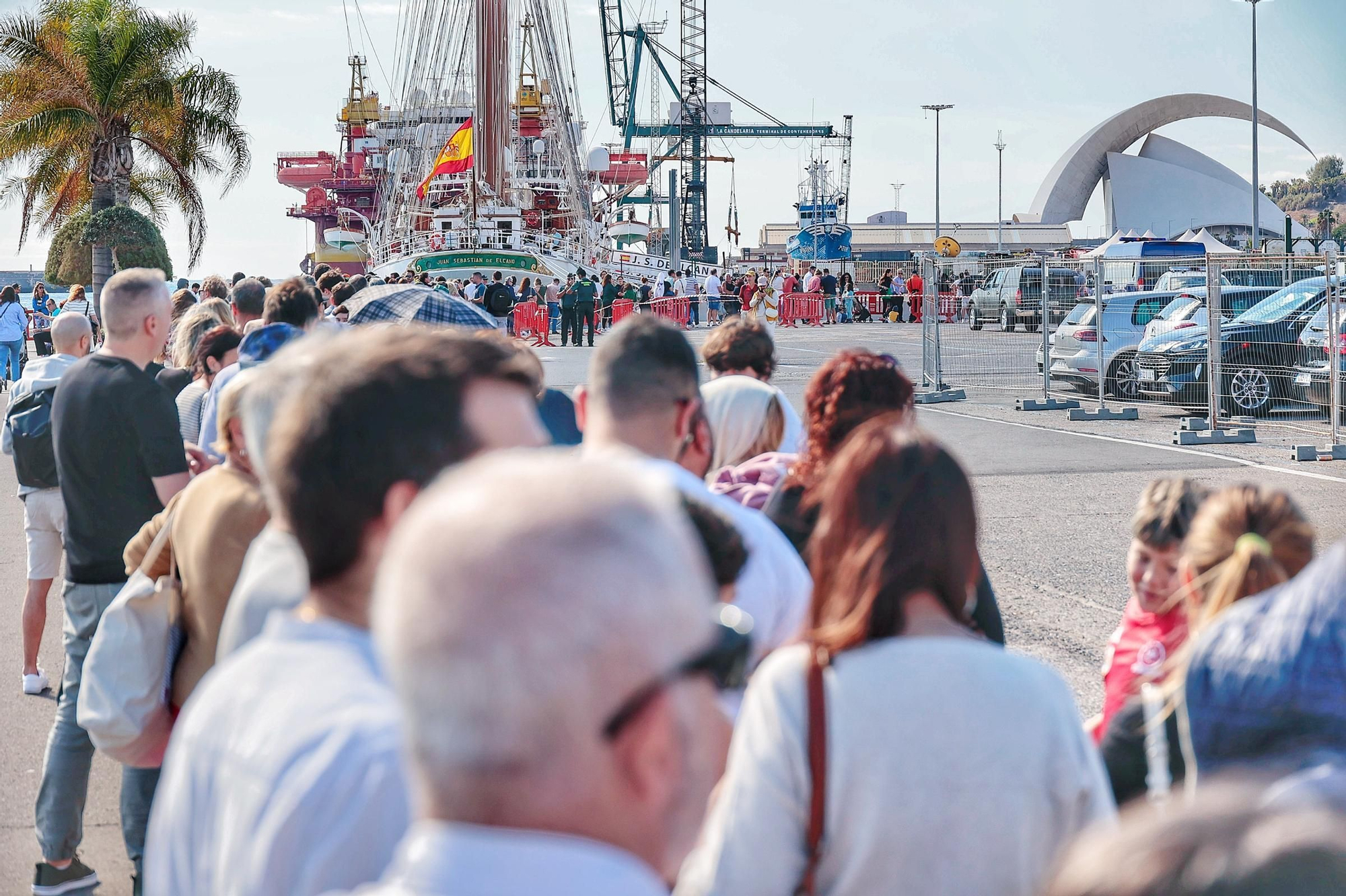 Queues outside the Juan Sebatián Elcano, the ship on which Princess Leonor was trained