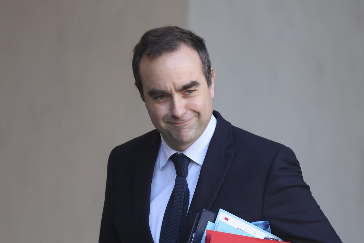 El Govern continuista a França revifa l’amenaça de la censura