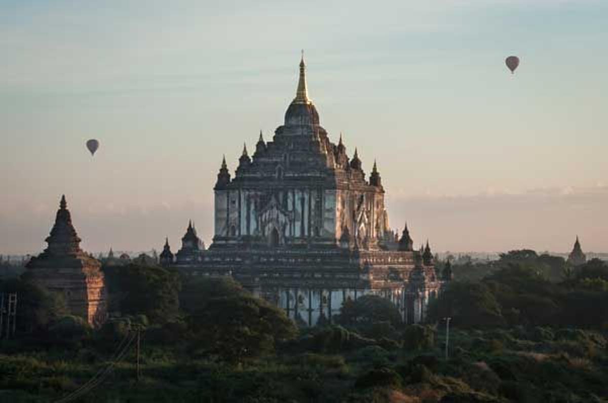 Los viajes en globo sobre Bagan se realizan a primera hora de la mañana.