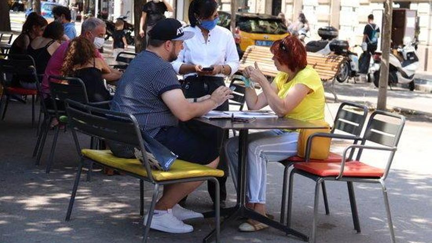 Terrassa d&#039;un bar en horari d&#039;obertura.