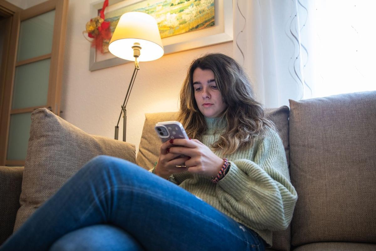 Imagen de archivo de la joven Esther Cortinas, de cuando tenía 27 años y aún vivía con sus padres, quien podría cumplir con los requisitos de esta actualización del IMV.