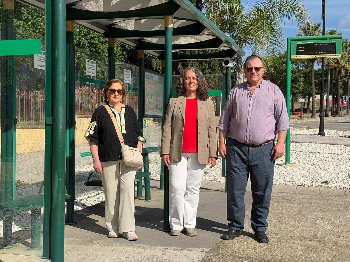 Rosa Rodríguez, en el centro, durante una visita a Villafranca.