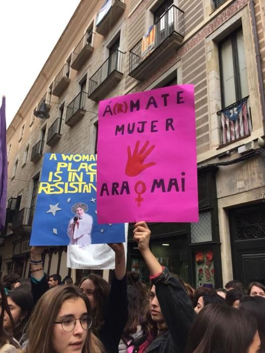 Cadena humana a Girona amb motiu de la vaga feminista