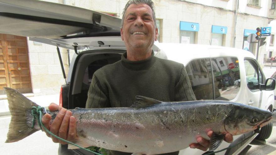 &quot;Pepe el Sevillano&quot; suma otra salmón a la temporada de pesca en Asturias