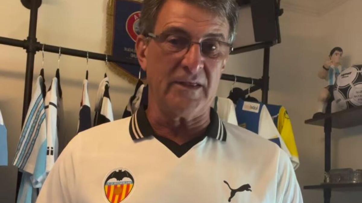 Mario Alberto Kempes, con la nueva camiseta del Valencia