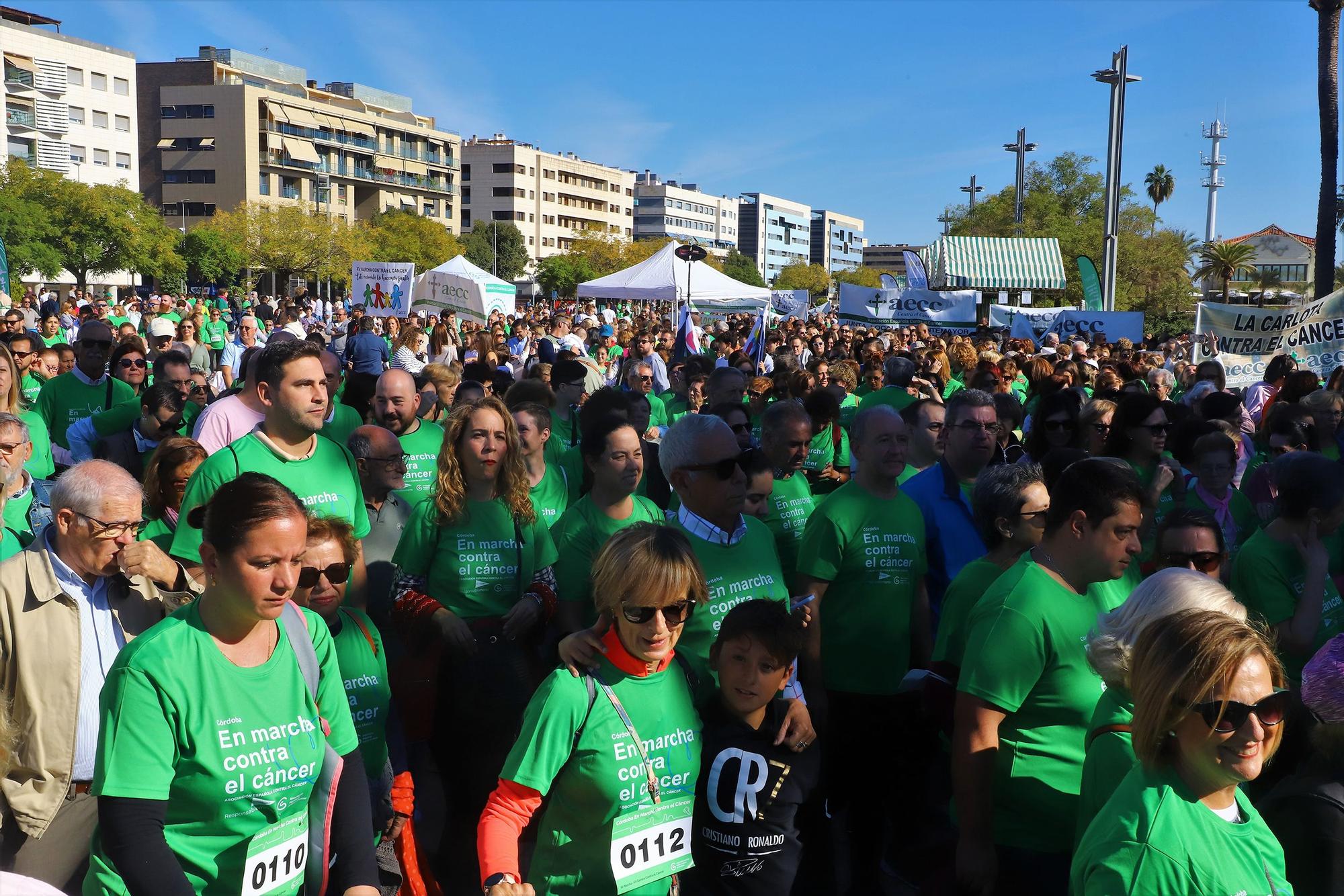 La Asociación Española contra el Cáncer convierte el Vial en una gran marea verde