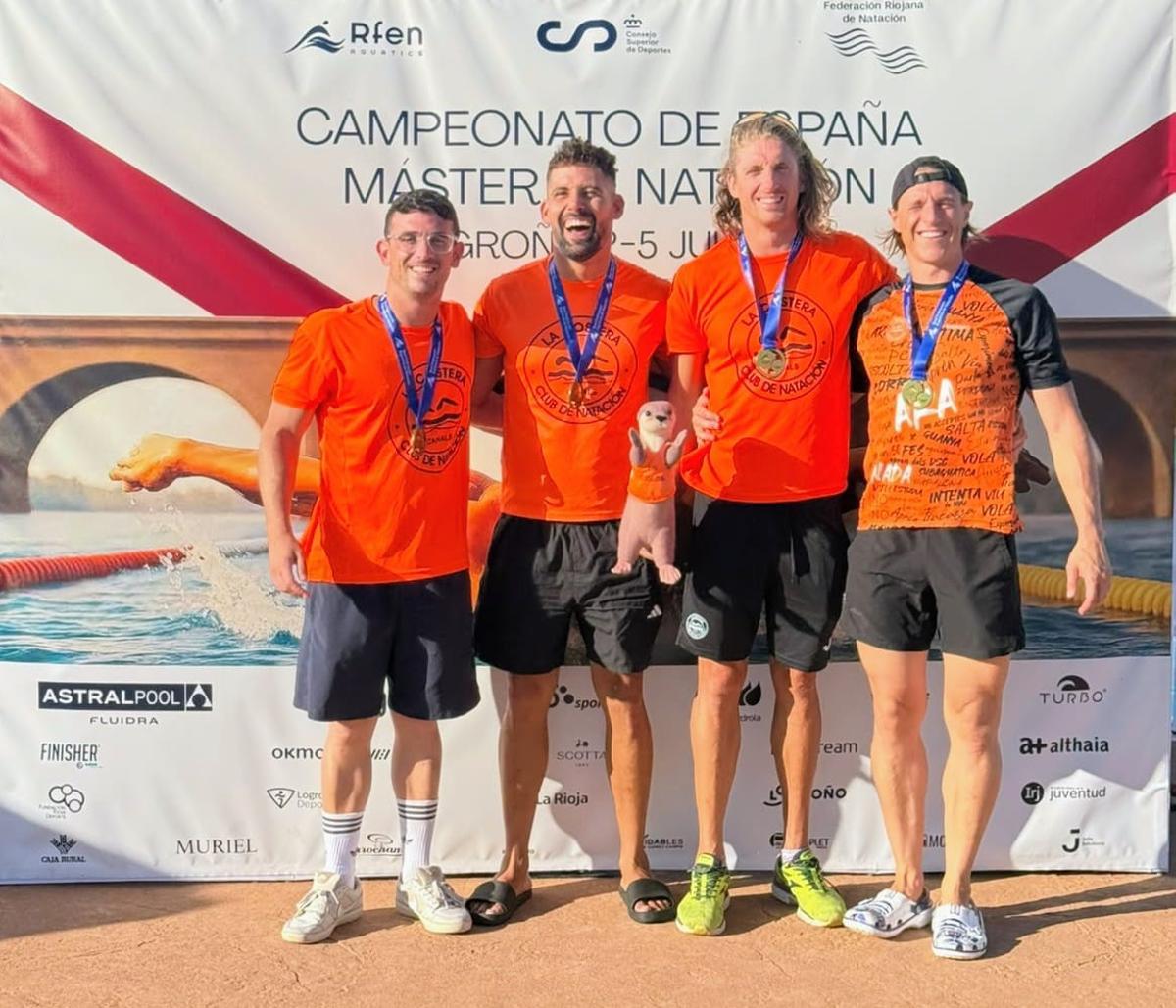 Nadadores del CN La Costera con las medallas conseguidas en el Campeonato de España Máster.
