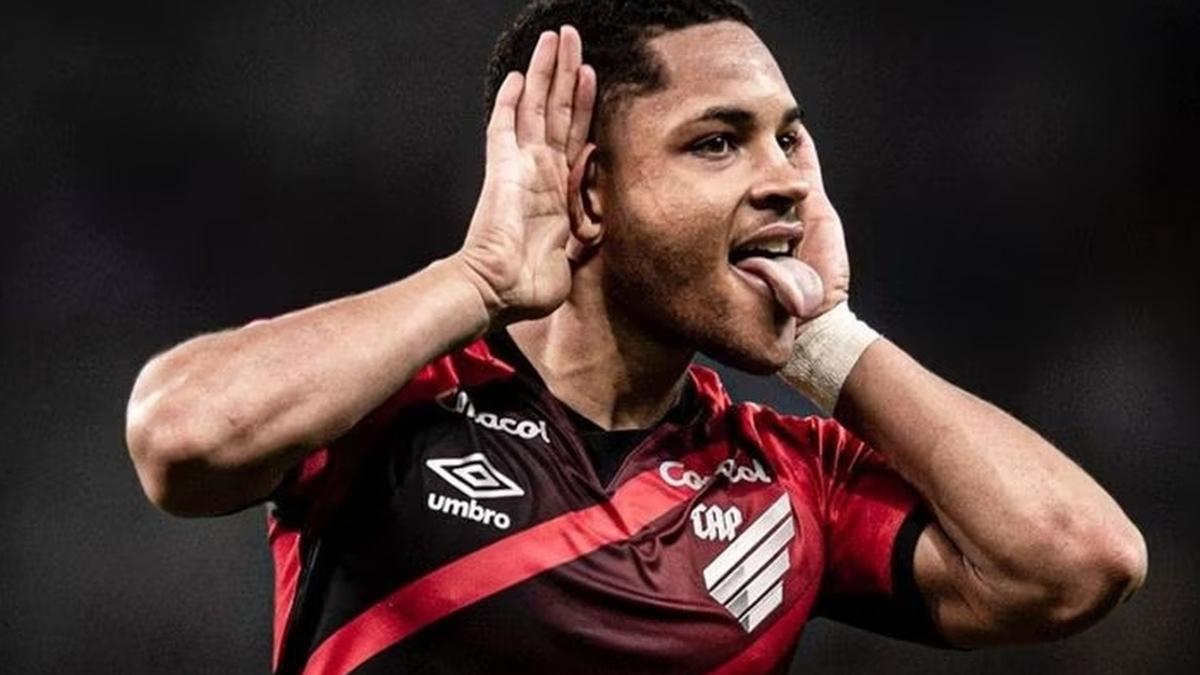 Vitor Roque celebrando uno de sus goles con la camiseta del Athetico Paranaense